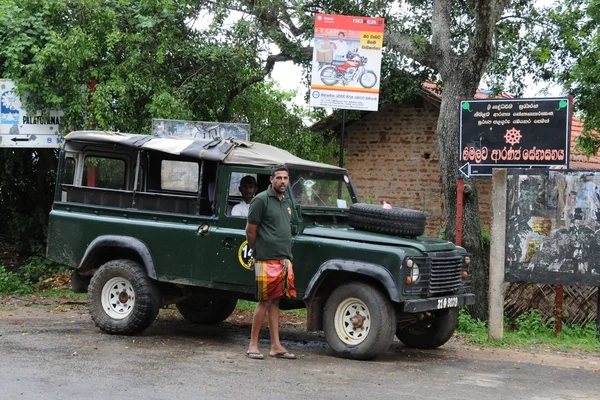 Neznámý se obyvatelé vesnice Ceylon jeep. — Stock fotografie