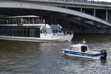 Polis teknesi Moskova Nehri üzerinde