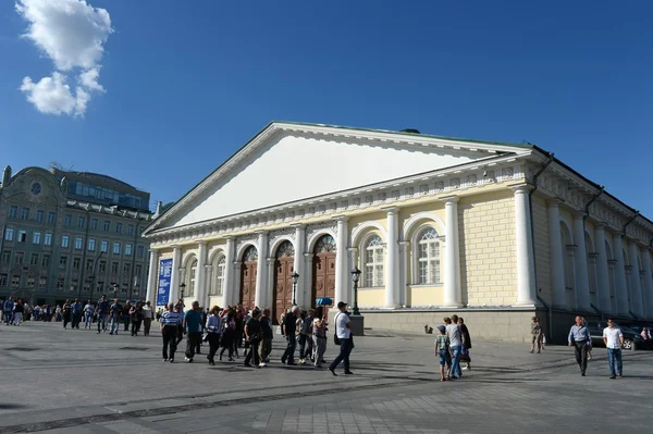 Moskva. Pohled na centrální výstavní síň "MANEŽ" Manéžního náměstí — Stock fotografie