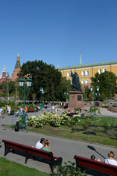 The monument to Martyr Hermogenes, Patriarch of Moscow in the Alexander garden — Stock Photo, Image