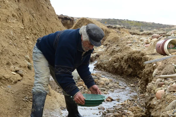 Górnik w płukaniu złota w Tierra del Fuego. — Zdjęcie stockowe