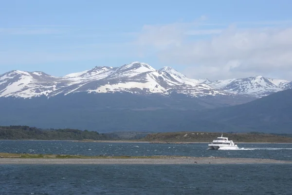 O canal Beagle separando a ilha principal do arquipélago de Tierra del Fuego e deitado ao sul da ilha hostos, Navarino, e outros . — Fotografia de Stock