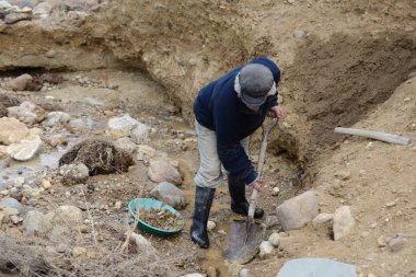 Dünyanın kenarında altın madenci mayın.