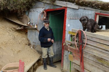 Sığınağın Miner, dünyanın kenarına bir altın madeni.