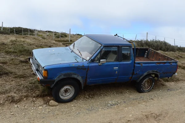 De auto prospector op een goudmijn aan de rand van de aarde. — Stockfoto