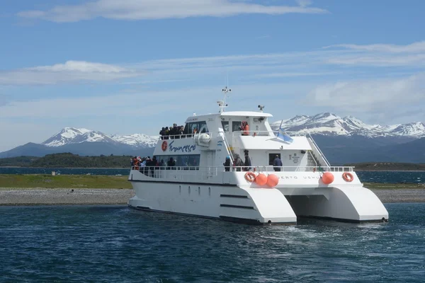 Marine catamaran in the Beagle Strait. — Stock Photo, Image