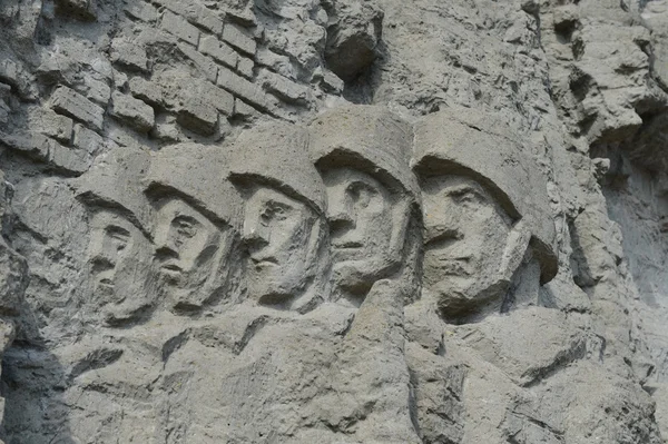 在纪念碑合奏的墙壁废墟上的浅浮雕"向英雄的斯大林格勒保卫战"Mamaev 库尔干在伏尔加格勒 — 图库照片