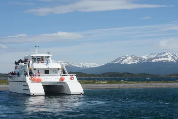 Marine catamaran in the Beagle Strait — Stock Photo, Image