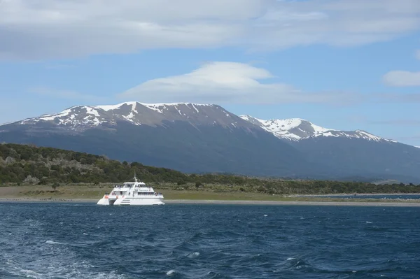 Catamaran marin dans le détroit de Beagle — Photo