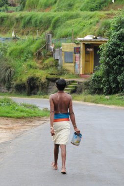 Nuwara Eliya yolda yürürken bir Hindu.