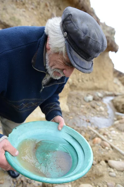 Horník mytí zlata v Tierra del Fuego. — Stock fotografie