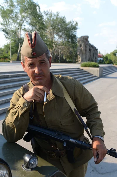 Ein Mann in einer Militäruniform aus dem Zweiten Weltkrieg Mamajew Kurgan in Wolgograd. — Stockfoto