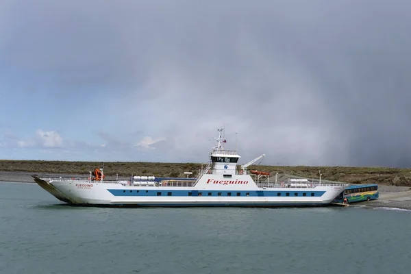 Traghetti che attraversano lo Stretto di Magellano . — Foto Stock