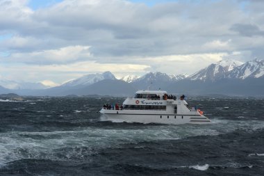 Tierra del Fuego adalar ana ada ayıran ve adanın güneyinde yalan Beagle kanalı.