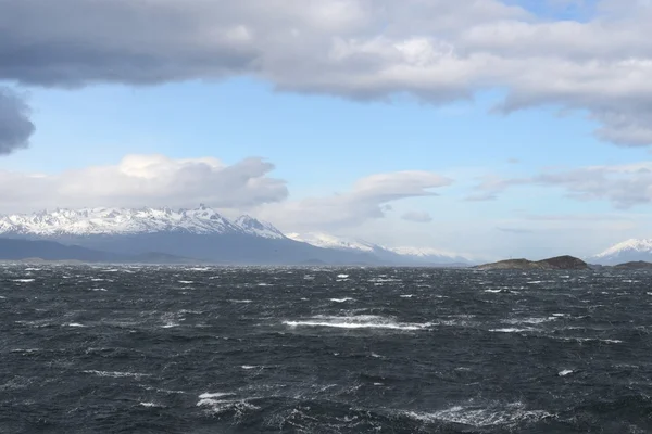 Το Beagle channel, χωρίζει το κύριο νησί του αρχιπελάγους της Tierra del Fuego και που βρίσκεται στα νότια του νησιού. — Φωτογραφία Αρχείου