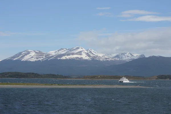 Beagle kanál oddělující hlavním ostrovem souostroví Tierra del Fuego a ležící na jih od ostrova. — Stock fotografie