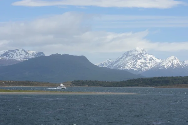 Beagle kanál oddělující hlavním ostrovem souostroví Tierra del Fuego a ležící na jih od ostrova. — Stock fotografie
