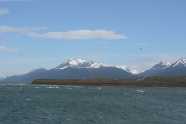 Tierra del Fuego adalar ana ada ayıran ve adanın güneyinde yalan Beagle kanalı.
