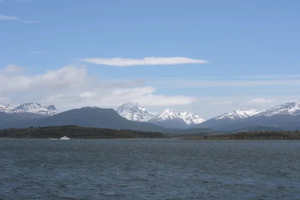 Le canal Beagle séparant l'île principale de l'archipel de Tierra del Fuego et situé au sud de l'île . — Photo