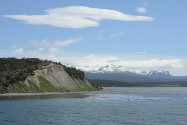 Le canal Beagle séparant l'île principale de l'archipel de Tierra del Fuego et situé au sud de l'île . — Photo