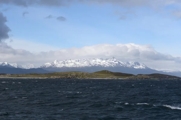Το Beagle channel, χωρίζει το κύριο νησί του αρχιπελάγους της Tierra del Fuego και που βρίσκεται στα νότια του νησιού. — Φωτογραφία Αρχείου