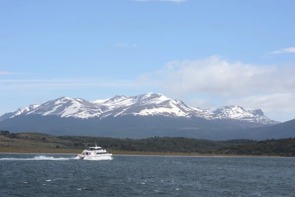 The Beagle channel separating the main island of the archipelago of Tierra del Fuego and lying to the South of the island. — Stock Photo, Image