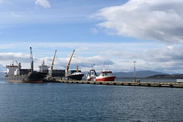 Port maritime d'Ushuaia - la ville la plus méridionale du monde . — Photo