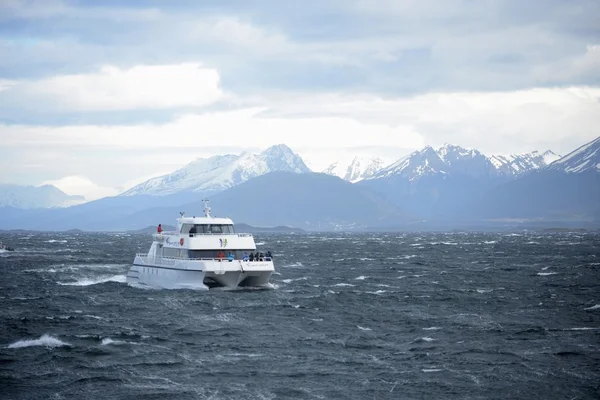 Beagle kanál oddělující hlavním ostrovem souostroví Tierra del Fuego a ležící na jih od ostrova. — Stock fotografie