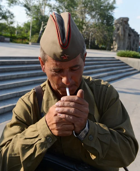 Un homme en uniforme militaire de la Seconde Guerre mondiale Mamayev Kurgan à Volgograd . — Photo