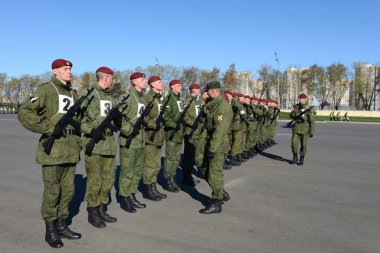 Mia'yı Rusya'nın iç askerlerinin askerler kırmızı kare içinde geçit töreni için hazırlanıyorlar
