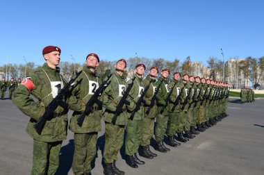 Mia'yı Rusya'nın iç askerlerinin askerler kırmızı kare içinde geçit töreni için hazırlanıyorlar