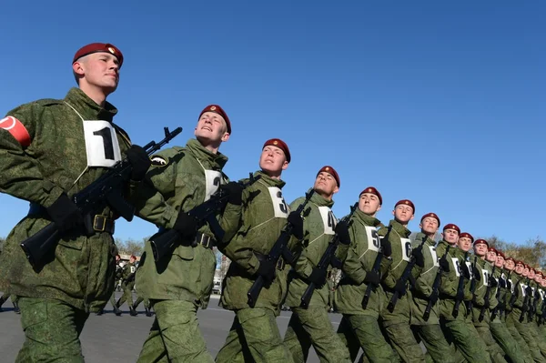 Los soldados de las tropas internas del MIA de Rusia se preparan para desfilar en la plaza roja — Foto de Stock