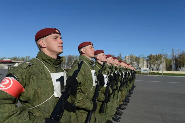 Солдаты внутренних войск МВД России готовятся к параду на Красной площади — стоковое фото