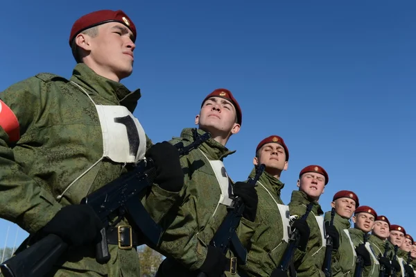 Die Soldaten der internen Truppen der mia von Russland bereiten sich auf die Parade auf dem Roten Platz vor — Stockfoto