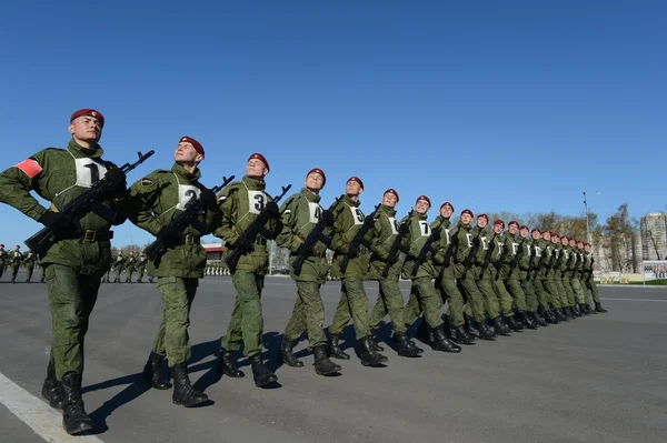 ロシアの Mia の内部軍隊の兵士は、赤の広場でパレード準備をしています — ストック写真