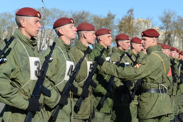 Vojáci z vnitřní jednotky Mia Ruska se chystají průvod v Rudém náměstí — Stock fotografie