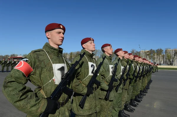 Les soldats des troupes internes de la MIA de Russie se préparent à défiler sur la place rouge — Photo