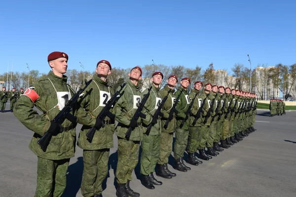 ロシアの Mia の内部軍隊の兵士は、赤の広場でパレード準備をしています — ストック写真