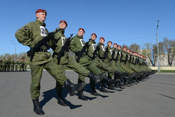 Os soldados das tropas internas do MIA da Rússia estão se preparando para desfilar na praça vermelha — Fotografia de Stock