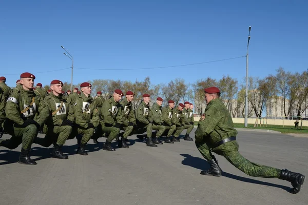 De soldaten van interne troepen van de Mia van Rusland zich voorbereiden op de parade op het Rode plein — Stockfoto