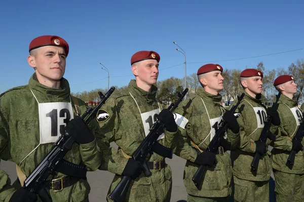 De soldaten van interne troepen van de Mia van Rusland zich voorbereiden op de parade op het Rode plein — Stockfoto