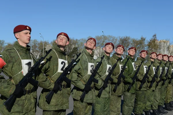 Los soldados de las tropas internas del MIA de Rusia se preparan para desfilar en la plaza roja — Foto de Stock