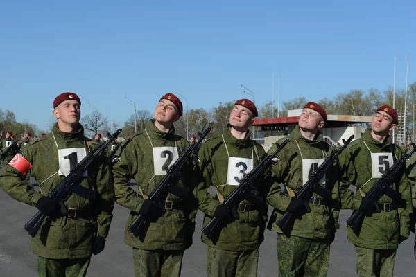 Los soldados de las tropas internas del MIA de Rusia se preparan para desfilar en la plaza roja — Foto de Stock
