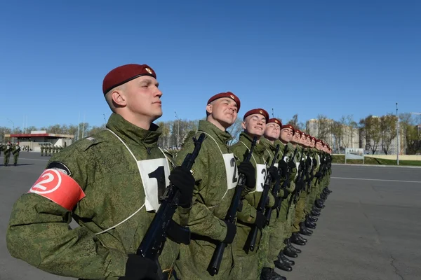 Vojáci z vnitřní jednotky Mia Ruska se chystají průvod v Rudém náměstí — Stock fotografie