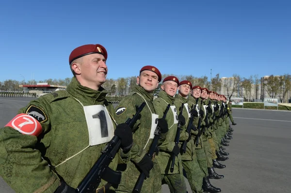 Die Soldaten der internen Truppen der mia von Russland bereiten sich auf die Parade auf dem Roten Platz vor — Stockfoto
