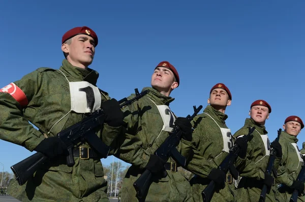 Солдаты внутренних войск МВД России готовятся к параду на Красной площади — стоковое фото