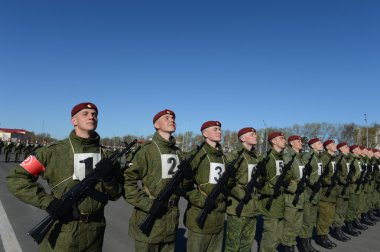 Mia'yı Rusya'nın iç askerlerinin askerler kırmızı kare içinde geçit töreni için hazırlanıyorlar.