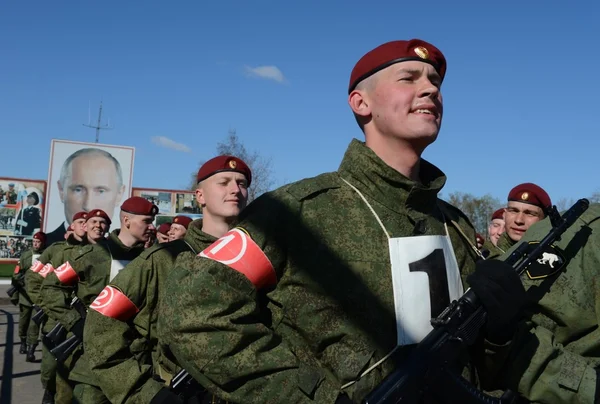 Les soldats des troupes internes de la MIA de Russie se préparent à défiler sur la place rouge . — Photo