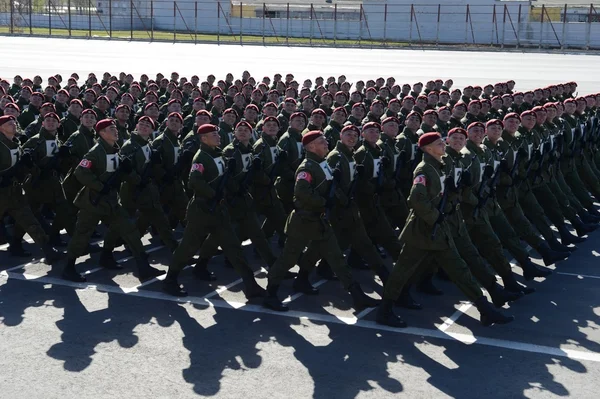 Los soldados de las tropas internas del MIA de Rusia se preparan para desfilar en la plaza roja . —  Fotos de Stock