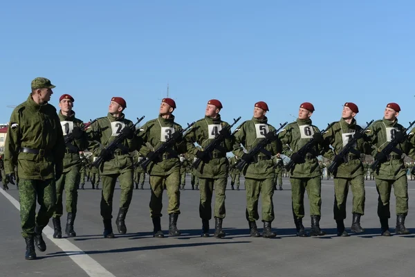 De soldaten van interne troepen van de Mia van Rusland zich voorbereiden op de parade op het Rode plein. — Stockfoto